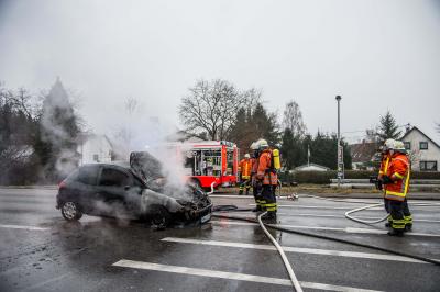 Backnang-Waldrems: Peugeot brennt auf der B14 vollstaendig aus